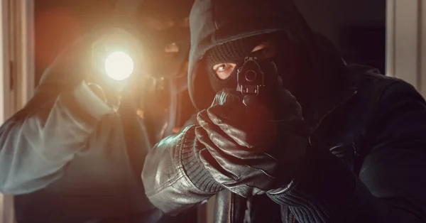 Maskierter Einbrecher Mit Waffe Und Taschenlampe Bricht Haus Ein — Stockfoto