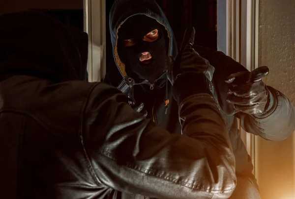 Einbrecher Organisieren Nächtlichen Wohnungseinbruch — Stockfoto
