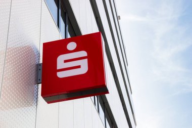 AACHEN, ALMANY MARCH, 2017: bir Alman Sparkasse (Tasarruf Bankası) logosu. OECD çalışmalarına göre, Alman kamu bankacılık sistemi Almanya 'daki toplam bankacılık varlıklarının% 40' ına sahipti..