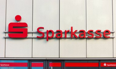 AACHEN, ALMANY MARCH, 2017: bir Alman Sparkasse (Tasarruf Bankası) logosu. OECD çalışmalarına göre, Alman kamu bankacılık sistemi Almanya 'daki toplam bankacılık varlıklarının% 40' ına sahipti..