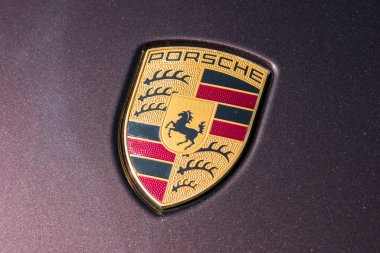 AÇEN, ALMANLIK MARCH, 2017: bir arabanın üzerine Porsche Tabelası Yaklaş. Ferdinand Porsche şirketi 1931 yılında Stuttgart 'ın merkezinde ana ofislerle kurdu..