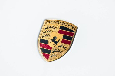 AÇEN, ALMANLIK MARCH, 2017: beyaz bir arabanın üzerinde Porsche Tabelası Yaklaş. Ferdinand Porsche şirketi 1931 yılında Stuttgart 'ın merkezinde ana ofislerle kurdu..