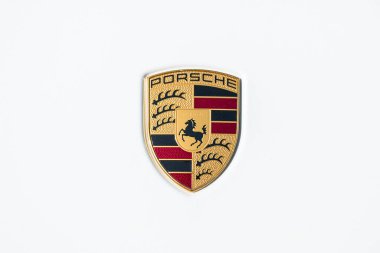 AÇEN, ALMANLIK MARCH, 2017: beyaz bir arabanın üzerinde Porsche Tabelası Yaklaş. Ferdinand Porsche şirketi 1931 yılında Stuttgart 'ın merkezinde ana ofislerle kurdu..