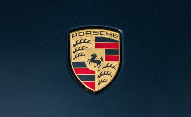 AÇEN, ALMANLIK MARCH, 2017: siyah bir arabanın üzerindeki Porsche Tabelasına yaklaş. Ferdinand Porsche şirketi 1931 yılında Stuttgart 'ın merkezinde ana ofislerle kurdu..