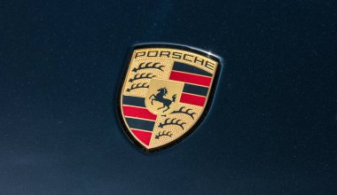 AÇEN, ALMANLIK MARCH, 2017: siyah bir arabanın üzerine yakın Porsche Logosu. Ferdinand Porsche şirketi 1931 yılında Stuttgart 'ın merkezinde ana ofislerle kurdu..