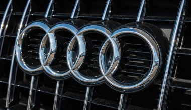 AÇEN, ALMANLIK MARCH, 2017: bir araba ızgarasında Audi amblemi. Audi, lüks otomobiller tasarlayan, üreten, pazarlayan ve dağıtan bir Alman otomobil üreticisi.