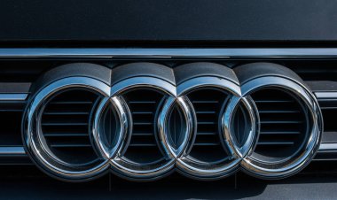 AÇEN, ALMANLIK MARCH, 2017: bir araba ızgarasında Audi amblemi. Audi, lüks otomobiller tasarlayan, üreten, pazarlayan ve dağıtan bir Alman otomobil üreticisi.