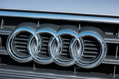 AÇEN, ALMANLIK MARCH, 2017: bir araba ızgarasında Audi amblemi. Audi, lüks otomobiller tasarlayan, üreten, pazarlayan ve dağıtan bir Alman otomobil üreticisi.