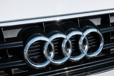 AÇEN, ALMANLIK MARCH, 2017: bir araba ızgarasında Audi amblemi. Audi, lüks otomobiller tasarlayan, üreten, pazarlayan ve dağıtan bir Alman otomobil üreticisi.