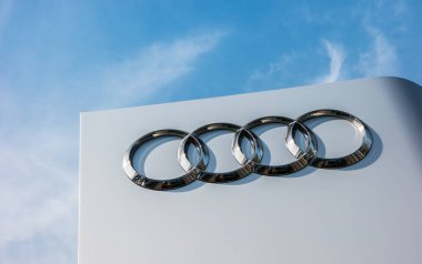 AAÇEN, ALMANLIK MARCH, 2017: mavi gökyüzüne karşı Audi bayilik logosu. Audi, lüks otomobiller tasarlayan, üreten, pazarlayan ve dağıtan bir Alman otomobil üreticisi..