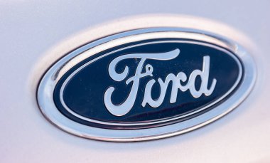 AÇEN, ALMANLIK MARCH, 2017: Ford Yakın Çekim İmza. Ford Motor Company, Amerikan çok uluslu otomobil üreticisi. Ford, ABD merkezli en büyük ikinci otomobil üreticisi..