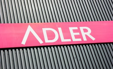 AÇEN, ALMANLIK MARCH, 2017: Adler Moda Logosu. Adler Fashion AG, Almanya, Avusturya, Lüksemburg ve İsviçre 'de 174 mağazası bulunan bir perakende satış zinciri..