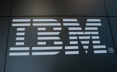 Hannover, Almanya Marşı, 2017: IBM logosu. IBM, çok uluslu bir Amerikan teknoloji ve danışmanlık şirketidir. IBM 'in dünya çapında 12 araştırma laboratuvarı var..