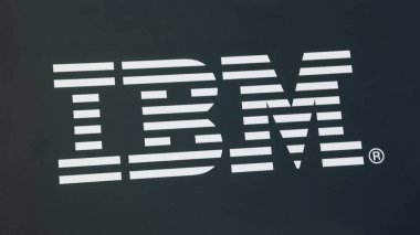 HANNOVER, ALMANY MARCH, 2017: IBM logosu siyah arkaplanda. IBM, çok uluslu bir Amerikan teknoloji ve danışmanlık şirketidir. IBM 'in dünya çapında 12 araştırma laboratuvarı var..