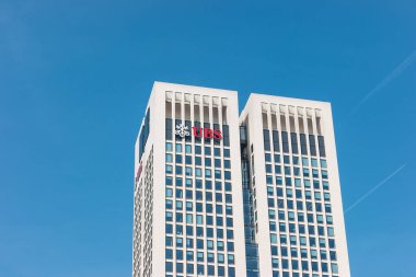 FRANKFURT, GERMANY MARCH, 2017: Frankfurt 'taki UBS banka binası. UBS AG, İsviçreli bir küresel finans şirketidir..