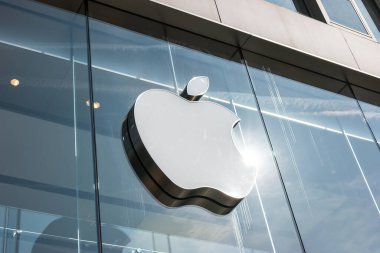 FRANKFURT, GERMANY MARCH, 2017: Apple Logosu bir mağazada. Apple, merkezi Cupertino, Kaliforniya 'da bulunan ve tüketici elektroniği ürünleri satan çok uluslu teknoloji şirketidir..
