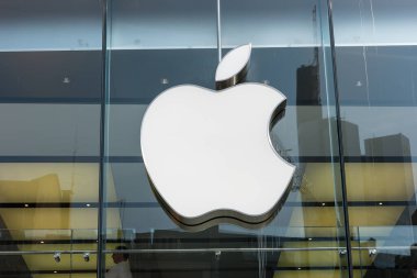 FRANKFURT, GERMANY MARCH, 2017: Apple mağazasında elma tabelası. Apple, merkezi Cupertino, Kaliforniya 'da bulunan ve tüketici elektroniği ürünleri satan çok uluslu teknoloji şirketidir..