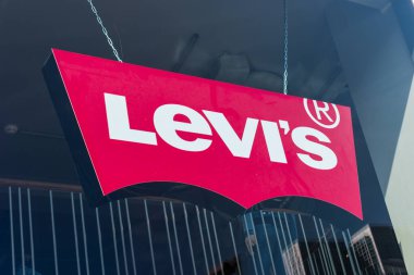 FRANKFURT, ALMANLIK MARCH, 2017: Levi 's Store Logo Bir mağaza penceresinin arkasında. 1853 'te kurulan Levi Strauss, dünya çapında kot pantolonu markasıyla bilinen bir Amerikan giyim şirketi..