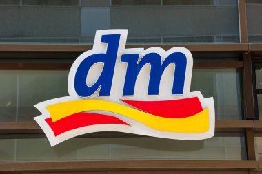 FRANKFURT, ALMANLIK MARCH, 2017: Dm drogeriemarkt logosu. Merkezi Karlsruhe 'de bulunan Dm-drogerie markt, kozmetik, sağlık ve ev ürünleri ve gıda ürünleri için bir perakende mağaza zinciri..