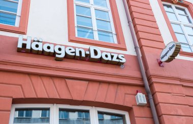 FRANKFURT, ALMANLIK MARCH, 2017: Haagen-Dazs dondurma dükkanı logosu. Haagen-Dazs, 1961 yılında dünya çapında şubeleri olan bir dondurma markası..