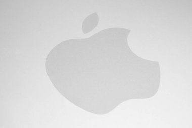 AAÇEN, ALMANLIK Şubat 2017: fırçalanmış alüminyum arka planda beyaz elma logosu. Apple dünyanın en büyük halka açık şirket tasarımları ve tüketici elektroniği ve bilgisayar ürünleri satışıdır..