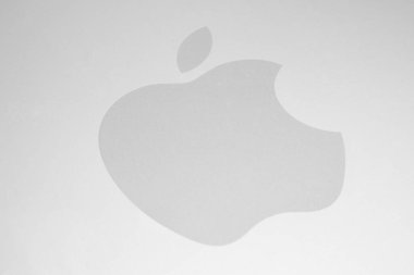AAÇEN, ALMANLIK Şubat 2017: fırçalanmış alüminyum arka planda beyaz elma logosu. Apple dünyanın en büyük halka açık şirket tasarımları ve tüketici elektroniği ve bilgisayar ürünleri satışıdır..