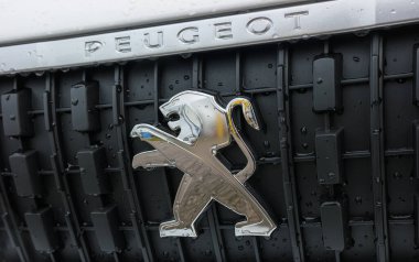 AAÇEN, ALMANLIK FEBRUARY, 2017: yağmur damlaları ile Peugeot araba logosu. Peugeot, Fransız otomobil markası, PSA Peugeot Citroen 'in bir parçası..
