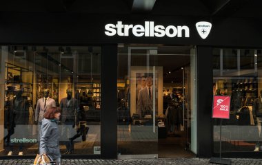 AÇEN, ALMANLIK ŞUBAT, 2017: Aachen 'deki Strellson Mağazası. Strellson 1984 'te Strellson AG tarafından yaratıldı. Ürün aralığında çoğunlukla takım elbiseler, pantolonlar, gömlekler, kazaklar, çantalar ve ayakkabılar yer alıyor.. 