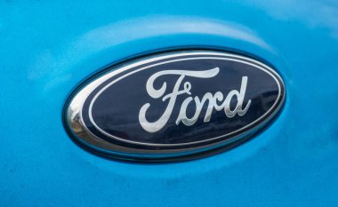 AAÇEN, ALMANLIK ŞUBAT, 2017: Ford Yakın Çekim İşareti. Ford Motor Company, Amerikan çok uluslu otomobil üreticisi. Ford, ABD merkezli en büyük ikinci otomobil üreticisi..