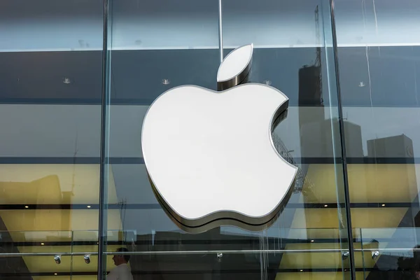 ドイツ フランクフルト2017年3月 AppleストアでのAppleのサイン Appleは カリフォルニア州クパチーノに本社を置く多国籍テクノロジー企業で 家電製品を販売しています — ストック写真