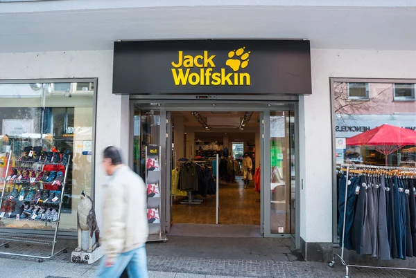 フランクフルト ドイツ2017年3月 ジャック ウルフスキンストア ジャック ウォルフスキンは アイデシュタインに本社を置くアウトドアウェアおよび機器のドイツの主要な生産者です 1981年に設立 — ストック写真