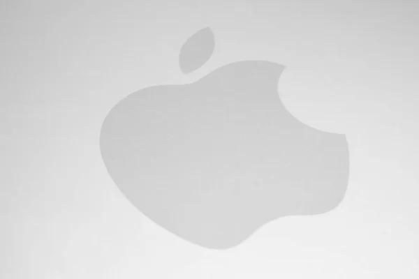 Aachen ドイツ2017年2月 ブラシ付きアルミニウム製の背景にホワイトアップルのロゴ Appleは世界最大の上場企業で 民生用電子機器やコンピュータ製品を設計 販売しています — ストック写真