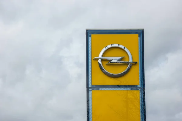 Aachen Alemanha Fevereiro 2017 Opel Logotipo Oficial Concessionária Sobre Céu — Fotografia de Stock