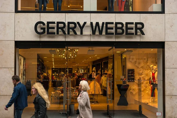 Aachen ドイツ2017年2月 衣料品会社 Gerry Weber の店舗 Gerry WeberはTaifun Samoon Hallhuberのブランドで1 — ストック写真