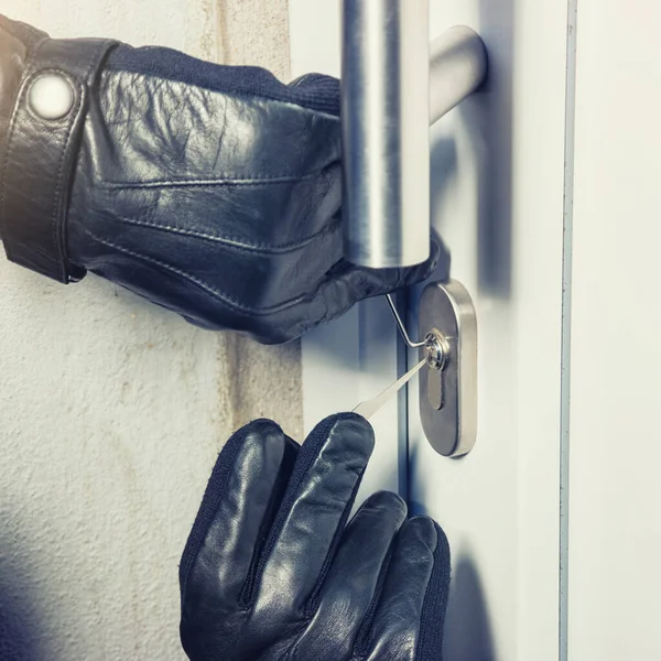 Assaltante Segurando Lock Picker Para Abrir Uma Porta — Fotografia de Stock