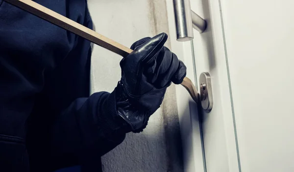 Грабитель Использующий Лом Взломать Дверь Дома Ночью — стоковое фото