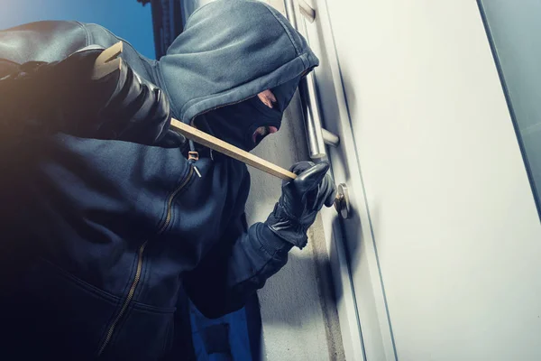 Maskierter Einbrecher Öffnet Tür Mit Brecheisen — Stockfoto
