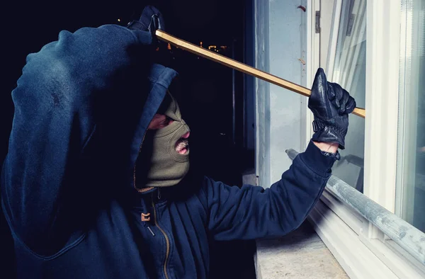 Maskeli Soyguncu Bir Levyeyle Pencereyi Açıyor — Stok fotoğraf