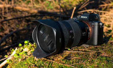 AACHEN, GERMANY 2017: Sony a7R II Alpha Aynasız Hızlı Odaklanma ve 4K-Çekimlik Dijital Kamera