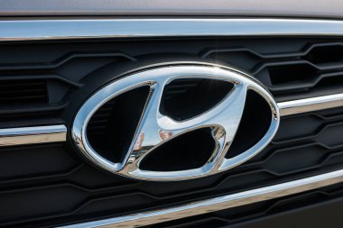 ACHEN, ALMANY MARCH, 2017: bir araba ızgarasında Hyundai logosu. Hyundai Motor Company, 1967 yılında kurulan çok uluslu bir Güney Koreli otomotiv üreticisi..