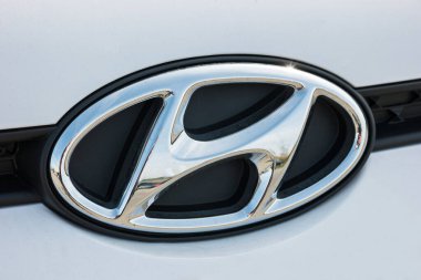 ACHEN, ALMANY MARCH, 2017: beyaz bir arabanın Hyundai logosu. Hyundai Motor Company, 1967 yılında kurulan çok uluslu bir Güney Koreli otomotiv üreticisi..