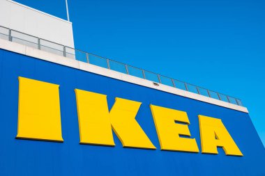 HEERLEN, NETHERLANDS, FEBRUARY, 2017: mavi gökyüzüne karşı IKEA logosu. Ikea dünyanın en büyük mobilya perakendecisi. 1943 'te İsveç' te kuruldu..