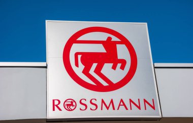 ESCHweILER, ALMANLIK Şubat 2017 Rossmann mağaza tabelası. 2011 itibariyle Rossmann 'ın 2.531 mağazası ve 31.000 çalışanı vardı..