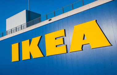 HEERLEN, NETERLANDS FEBRUARY, 2017: Ikea logosu. IKEA dünyanın en büyük mobilya perakendecisi ve mobilya montajı için hazır satıyor. 1943 'te İsveç' te kuruldu..