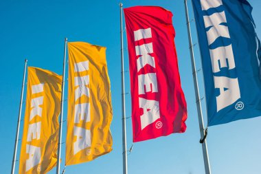 HEERLEN, NETHERLANDS FEBRUARY, 2017: IKEA Bayrakları IKEA mağazasında. IKEA dünyanın en büyük mobilya perakendecisi ve mobilya montajı için hazır satıyor. 1943 'te İsveç' te kuruldu..