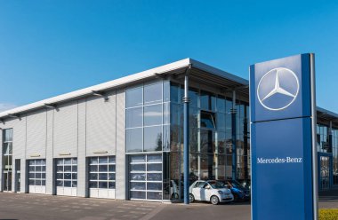 AAÇEN, ALMANLIK ŞUBAT, 2017: resmi dağıtıcı Mercedes-Benz ofisi. Mercedes-Benz, Alman otomobil üreticisi.. 