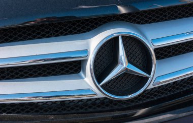AAÇEN, ALMANLIK FEBRUARY, 2017: Mercedes Benz logosu bir araba ızgarasına yakın çekim. Mercedes-Benz bir Alman otomobil üreticisi. Marka lüks otomobiller, otobüsler, koçlar ve kamyonlar için kullanılır..
