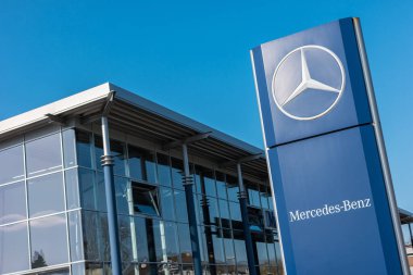 AAÇEN, ALMANLIK ŞUBAT, 2017: resmi dağıtıcı Mercedes-Benz ofisi. Mercedes-Benz, Alman otomobil üreticisi.. 