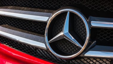 AAÇEN, ALMANLIK FEBRUARY, 2017: Mercedes Benz logosu kırmızı bir araba ızgarasında. Mercedes-Benz bir Alman otomobil üreticisi. Marka lüks otomobiller, otobüsler, koçlar ve kamyonlar için kullanılır..