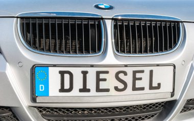 AAÇEN, ALMANLIK ŞUBAT, 2017: gümüş dizel arabanın BMW logosu. BMW Münih, Bavyera, Almanya 'da bulunan bir otomobil, motosiklet ve motor imalat şirketidir..
